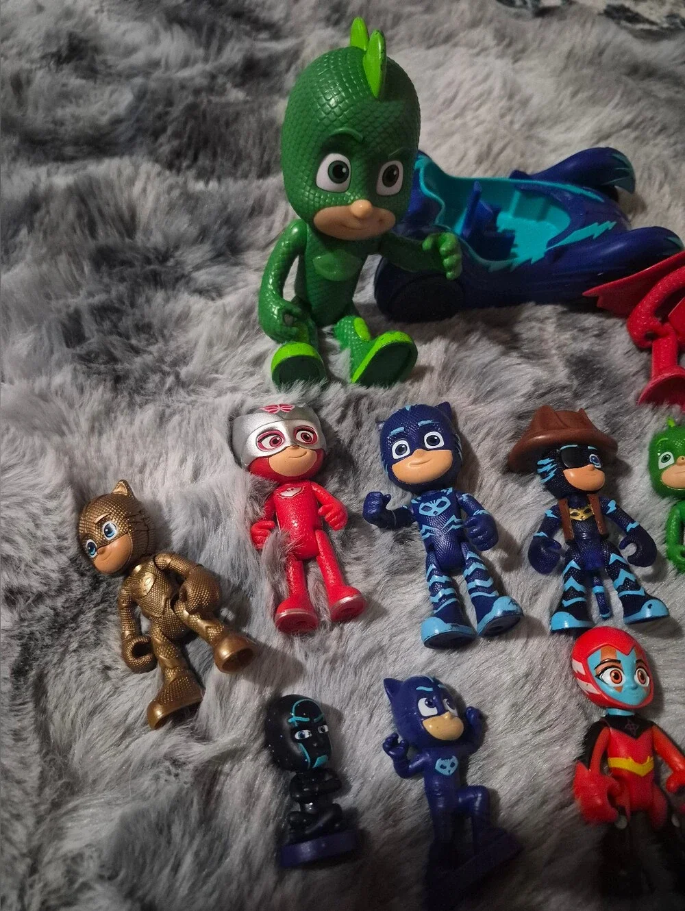PJ Masks Action Figures (13) Lot and Vehicle